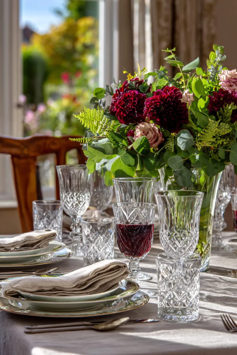 23 Elegant Christmas Decor Ideas You’ve Never Seen Before 50 burgundy and emerald floral arrangements in crystal vases for table decor 1