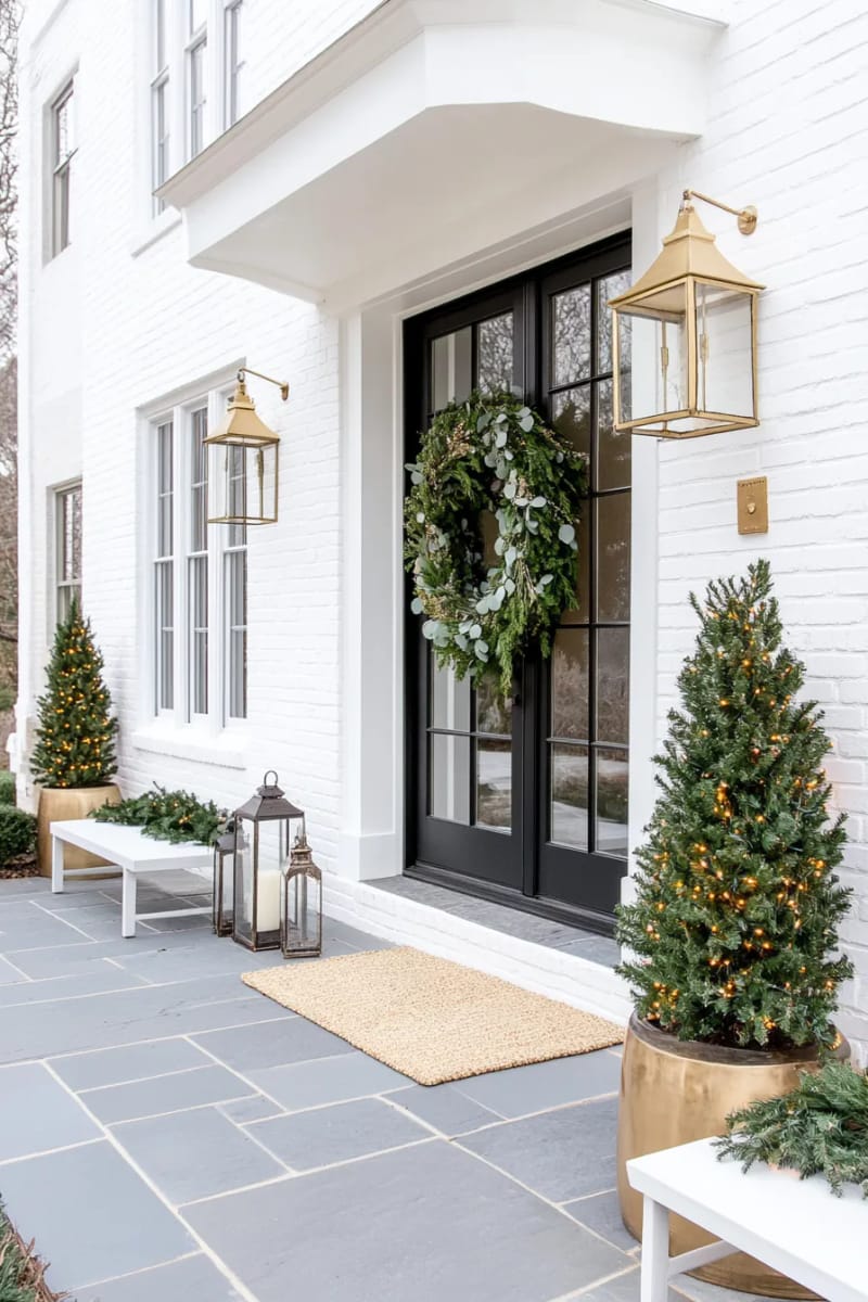 23 Elegant Christmas Decor Ideas You’ve Never Seen Before 79 minimalist wreath of eucalyptus and gold leaf for a sophisticated front door 1