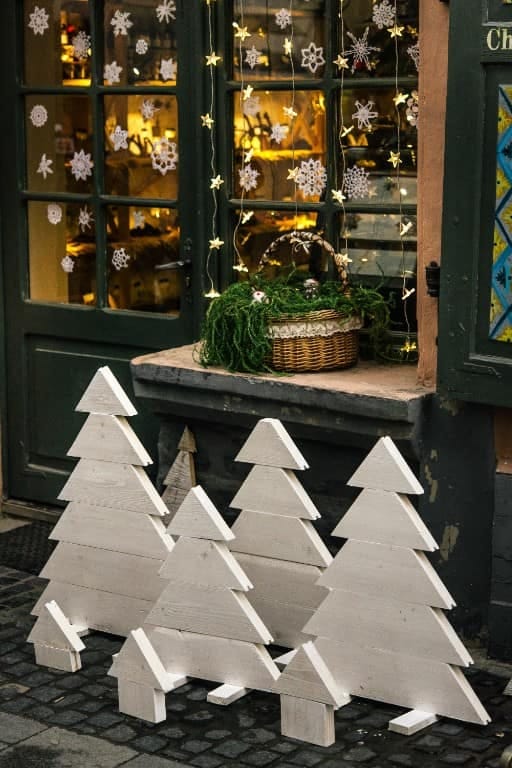 Rustic Pallet Christmas Decor for Renters Who Can't Drill the Walls 3 a leaning pallet christmas tree you never screw to the wall 1