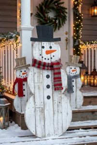 10 Outdoor Pallet Christmas Decorations for the Yard That Last the Whole Season 1 a pallet snowman leaning by the porch 6