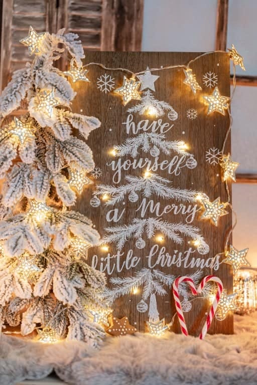 13 Reclaimed Pallet Christmas Signs for a Farmhouse (That Don't Look Store-Bought) 9 distressed "merry christmas" pallet board for the mantel 1
