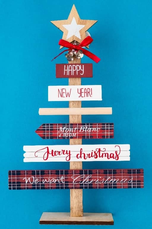 Pallet Wood Christmas Crafts for Beginners That Don't Look Like Scrap Lumber 3 leaning pallet christmas tree for the porch 1