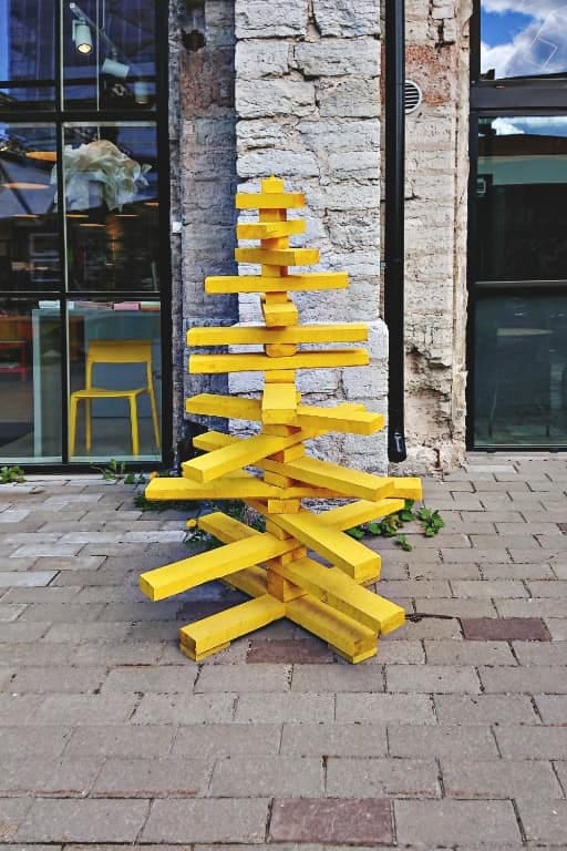 Pallet Wood Christmas Crafts for Beginners That Don't Look Like Scrap Lumber 5 leaning pallet christmas tree for the porch 1