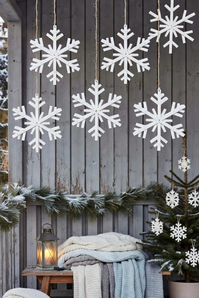 Pallet Wood Christmas Crafts for Beginners That Don't Look Like Scrap Lumber 15 pallet-wood snowflakes 1
