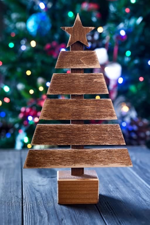10 Outdoor Pallet Christmas Decorations for the Yard That Last the Whole Season 4 the classic stacked-slat pallet christmas tree 1
