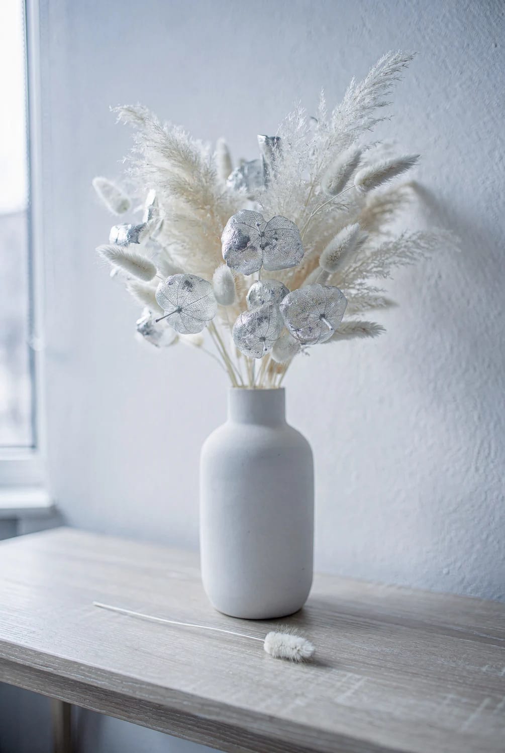 Dried Seedhead and Pampas Winter Arrangements That Don't Read as Leftover Fall 8 bleached pampas beats natural brown in a north-facing room 1