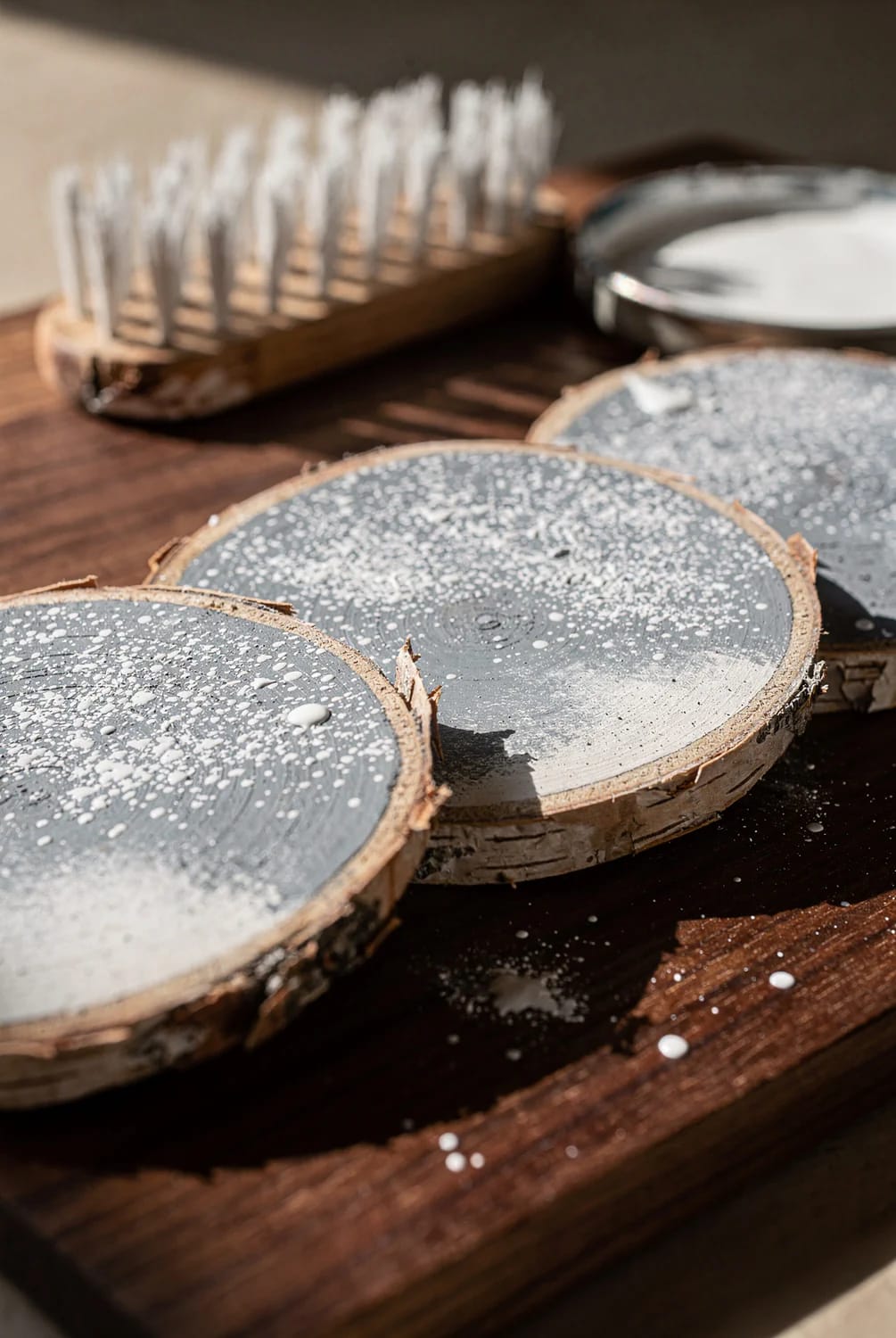 13 Painted Wood Slice Ornaments for a Minimalist Tree 18 speckled snow slices 1